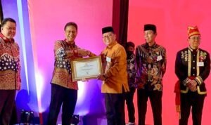 Bupati Thariq Modanggu menerima penghargaan yang diserahkan Kementrian Kesehatan Republik Indonesia
