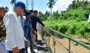 Bupati dan Ketua DPRD Pohuwato meninjau jembatan yang dikeluhkan warga