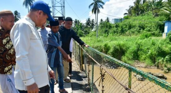 Bupati dan Ketua DPRD Pohuwato meninjau jembatan yang dikeluhkan warga