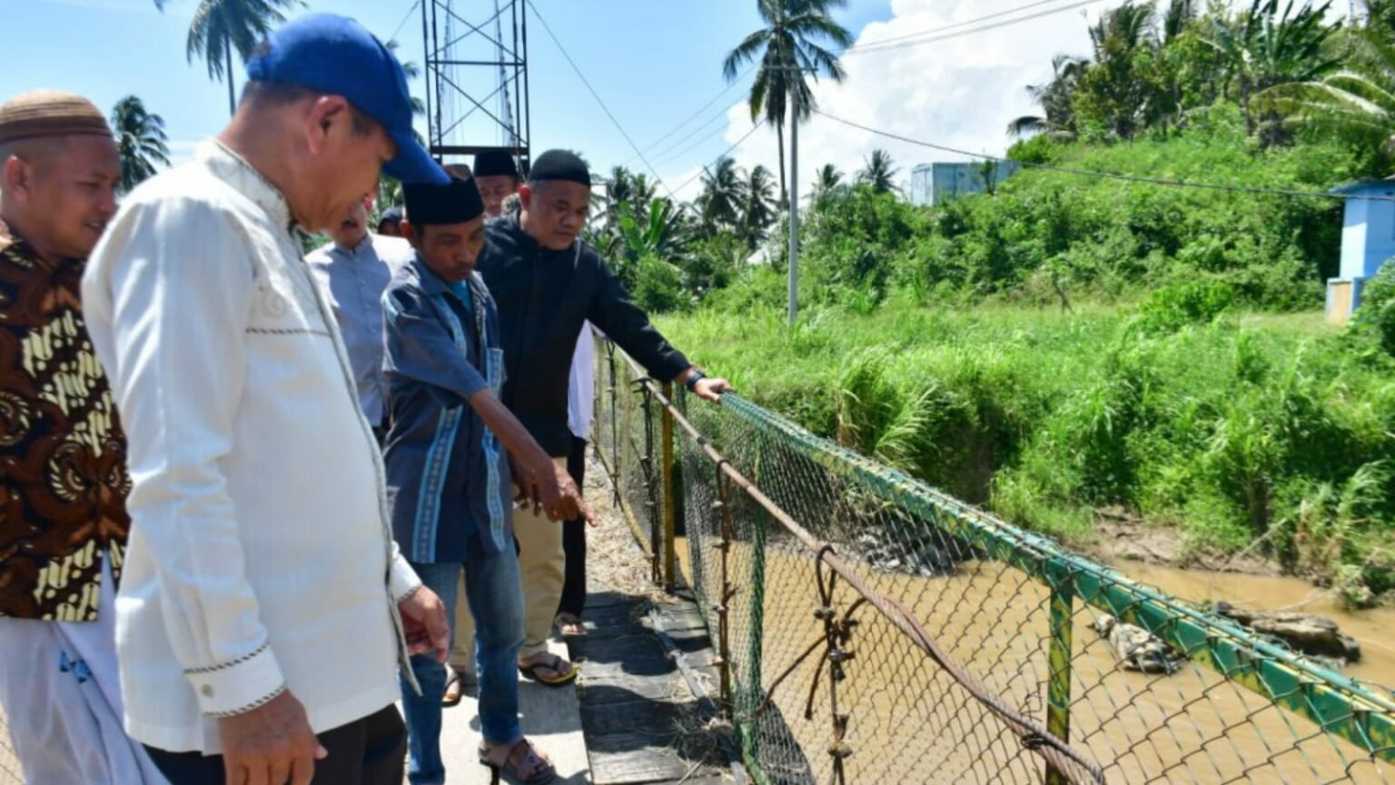 Bupati dan Ketua DPRD Pohuwato meninjau jembatan yang dikeluhkan warga