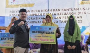 Nasir Giasi menyerahkan bantuan kepada perempuan Kepala Keluarga
