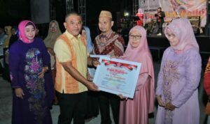 Nasir Giasi menyerahkan penghargaan kepada kelurga tokoh pemekaran Pohuwato