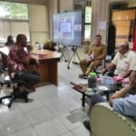 Suasana pertemuan Ketua Komisi I Dewan Perwakilan Rakyat Provinsi Gorontalo AW Thalib dengan Kepala Dinas Komunikasi Informatika dan Statistik Provinsi Gorontalo Rifli Katili, di ruang kerja Kadis Kominfotik.