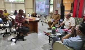 Suasana pertemuan Ketua Komisi I Dewan Perwakilan Rakyat Provinsi Gorontalo AW Thalib dengan Kepala Dinas Komunikasi Informatika dan Statistik Provinsi Gorontalo Rifli Katili, di ruang kerja Kadis Kominfotik.