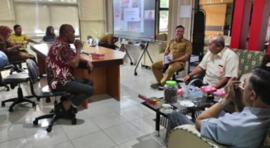 Suasana pertemuan Ketua Komisi I Dewan Perwakilan Rakyat Provinsi Gorontalo AW Thalib dengan Kepala Dinas Komunikasi Informatika dan Statistik Provinsi Gorontalo Rifli Katili, di ruang kerja Kadis Kominfotik.