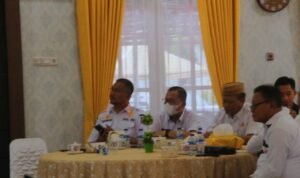 Kadis Satpol PP, Masran Rauf Saat mengikuti rapat program OPD