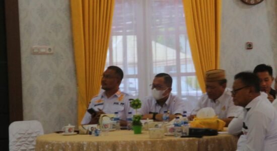 Kadis Satpol PP, Masran Rauf Saat mengikuti rapat program OPD