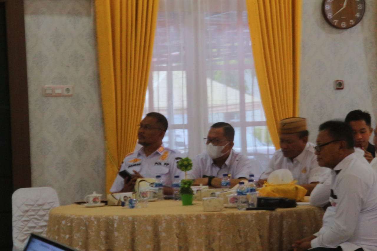 Kadis Satpol PP, Masran Rauf Saat mengikuti rapat program OPD