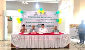 Penjabup Boalemo Hendriwan saat menyerahkan Zakat Maal kepada 43 mustahik, di Aula lantai III kantor Bupati