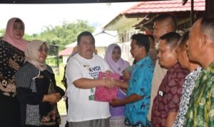 Hendriwan saat menyerahkan secara simbolis surat Perintah Tugas kepada para penyuluh pertanian yang disaksikan asisten II Fatlina Podungge,S.Pd,MM dan Kadis pertanian Roslina Karim