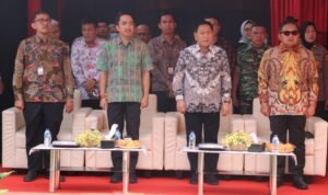 Nasir Majid (Kemeja Batik hijau) saat menghadiri grand opening kantor BSG