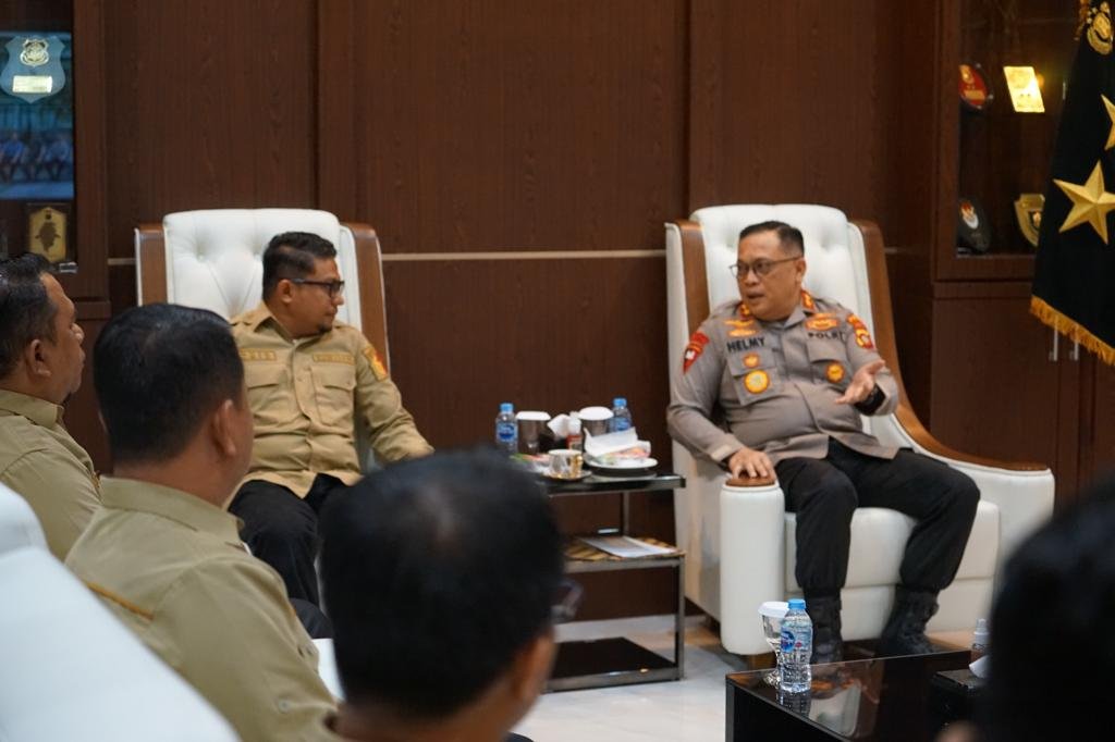 Polda Gorontalo, Kamis 2 Februari 2023 di Lobby Presisi Lt.2 Polda Gorontalo, Kapolda Gorontalo Irjen Pol. Helmy Santika, SH, SIK, M.Si menerima secara langsung audiensi dengan Badan Pengawas Pemilihan Umum (Bawaslu) Provinsi Gorontalo