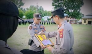 Kapolres Boalemo mencoret tanda silang ada satu anggota yang di PTDH