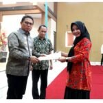 PJ Gubernur Gorontalo Hamka Hendra Noer memberikan SK kepada salah satu Kepsek SMA di Gorontalo