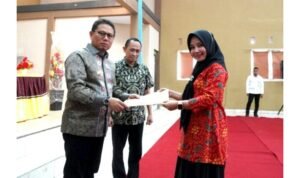 PJ Gubernur Gorontalo Hamka Hendra Noer memberikan SK kepada salah satu Kepsek SMA di Gorontalo