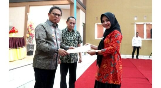 PJ Gubernur Gorontalo Hamka Hendra Noer memberikan SK kepada salah satu Kepsek SMA di Gorontalo