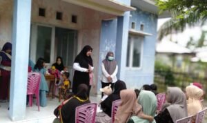 Nakes Puskesmas Berlian saat melaksanakan gerakan pembinaan kader posyandu di Desa Diloato