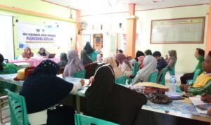 Nakes Puskesmas Berlian saat melaksanakan mini lokakarya lintas program