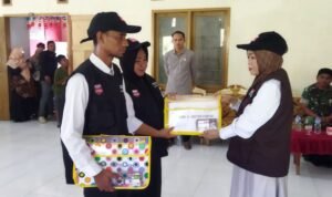 Penyerahan atribut kepada petugas Pantarlih secara simbolis oleh ketua KPU Boalemo Asra Djibu
