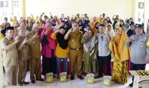 Penyerahan bantuan langsung tunai kepada masyarakat Kecamatan Anggrek dan Kecamatan Monano