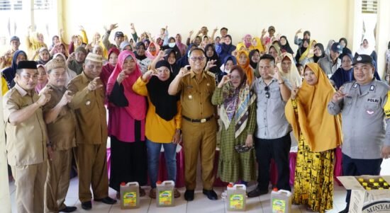 Penyerahan bantuan langsung tunai kepada masyarakat Kecamatan Anggrek dan Kecamatan Monano