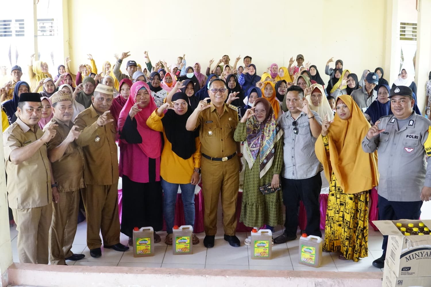 Penyerahan bantuan langsung tunai kepada masyarakat Kecamatan Anggrek dan Kecamatan Monano