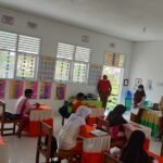 Nakes Puskesmas Berlian saat melaksanakan skrining kesehatan jiwa di sekolah