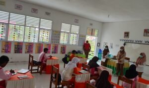 Nakes Puskesmas Berlian saat melaksanakan skrining kesehatan jiwa di sekolah