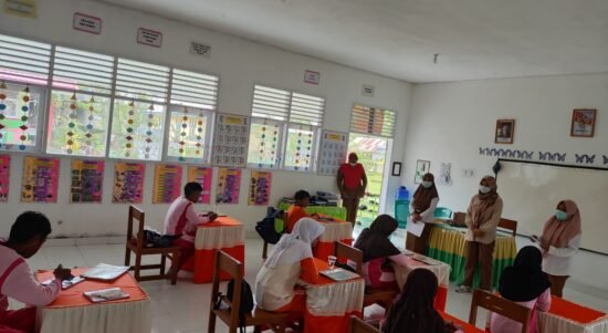 Nakes Puskesmas Berlian saat melaksanakan skrining kesehatan jiwa di sekolah