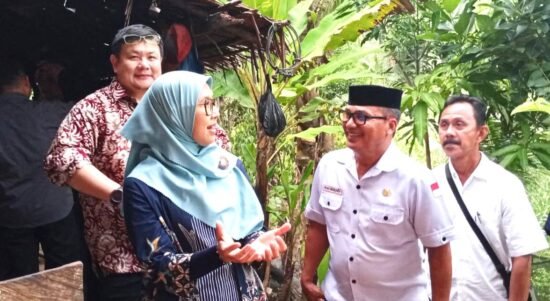 Tim Observasi saat mengunjungi lokasi Desa percontohan Desa Tombulilato sebagai Desa antikorupsi
