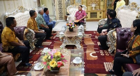 Bupati Thariq Modanggu saat menerima kunjungan silaturahmi Pengurus Gereja Protestan Indonesia Gorontalo (GPIG) Utara