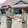 Kasat Pol PP Masran Rauf saat menyerahkan SK tugas kepada pejabat di lingkungan Satpol PP