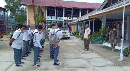 17 Pelajar yang bolos di jam belajar