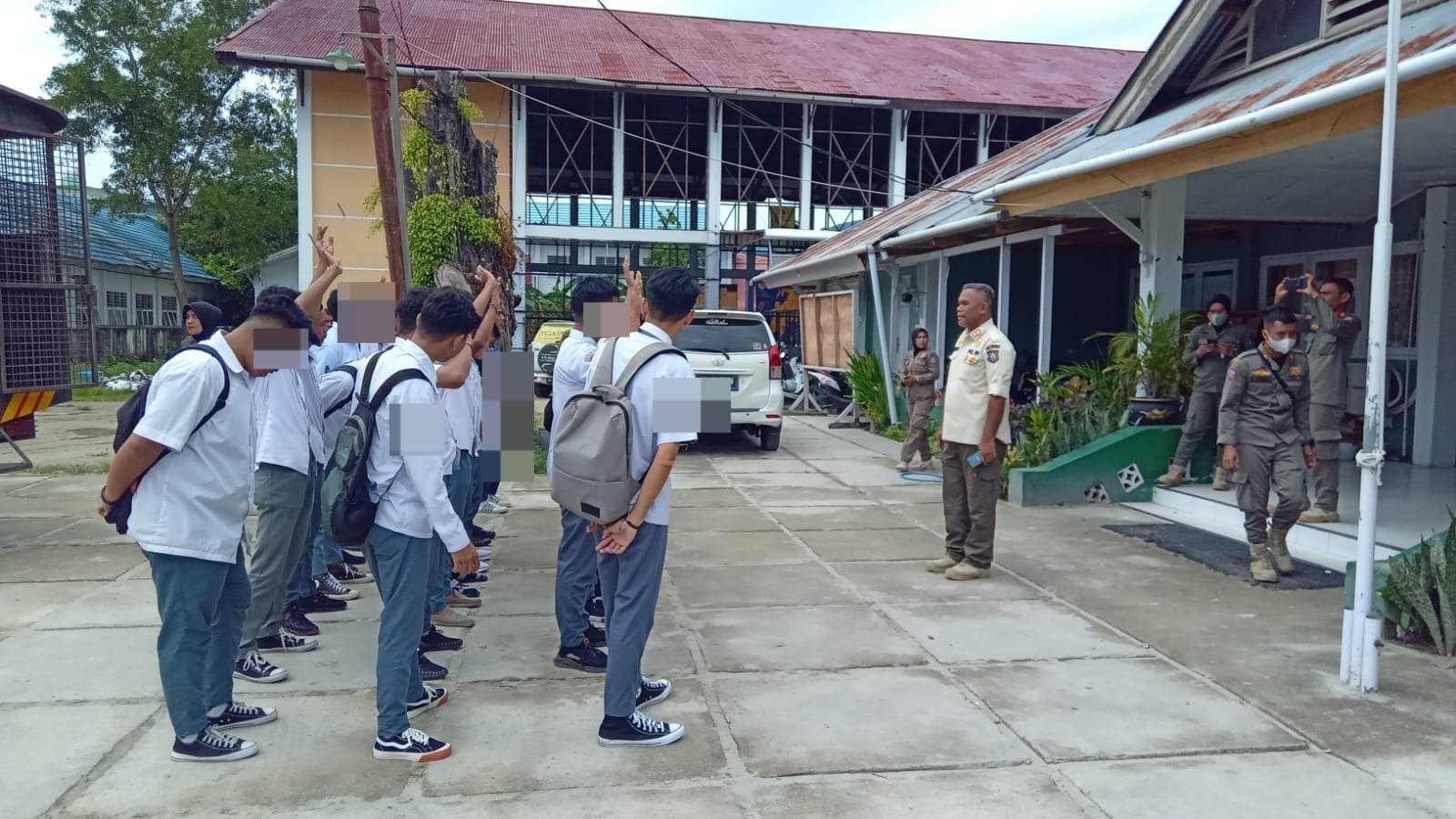 17 Pelajar yang bolos di jam belajar