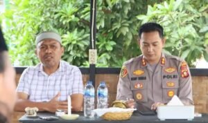 Ketua DPRD Boalemo, Karyawan Eka Putra Noho saat menghadiri kegiatan Jum'at Curhat Polres Boalemo. (Foto : Humas Polres)