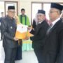 Bupati Gorontalo Utara Thariq Modanggu saat menyerahkan SK Pelantikan Kepada Sekretaris Kecamatan Tolinggula