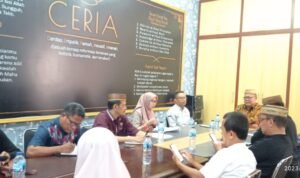 Asisten I Setda Gorontalo Utara saat memimpikan rapat terkenal BPJS Ketenagakerjaan bagi pekerja informal