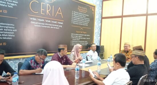Asisten I Setda Gorontalo Utara saat memimpikan rapat terkenal BPJS Ketenagakerjaan bagi pekerja informal