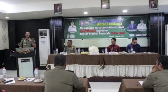 Kasatpol PP Provinsi Gorontalo Masran Rauf mengikuti kegiatan rapat Koordinasi Antar lembaga membangun kerja sama dalam tekhnik pencegahan kejahatan tingkat Provinsi Gorontalo Jumat (24/2/2023) di Hotel Travelo Manado Provinsi Sulawesi Utara.
