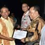 Pimpinan Cabang BSG Pohuwato menerima penghargaan yang diserahkan Ketua DPRD Pohuwato Nasir Giasi