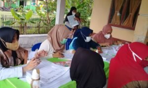 Nakes Puskesmas Berlian saat melakukan pendampingan dan pemantauan pertumbuhan bayi
