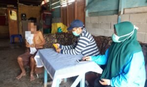 Nakes Puskesmas Berlian saat mendatangi rumah pasien TB untuk memberikan pendampingan minum obat