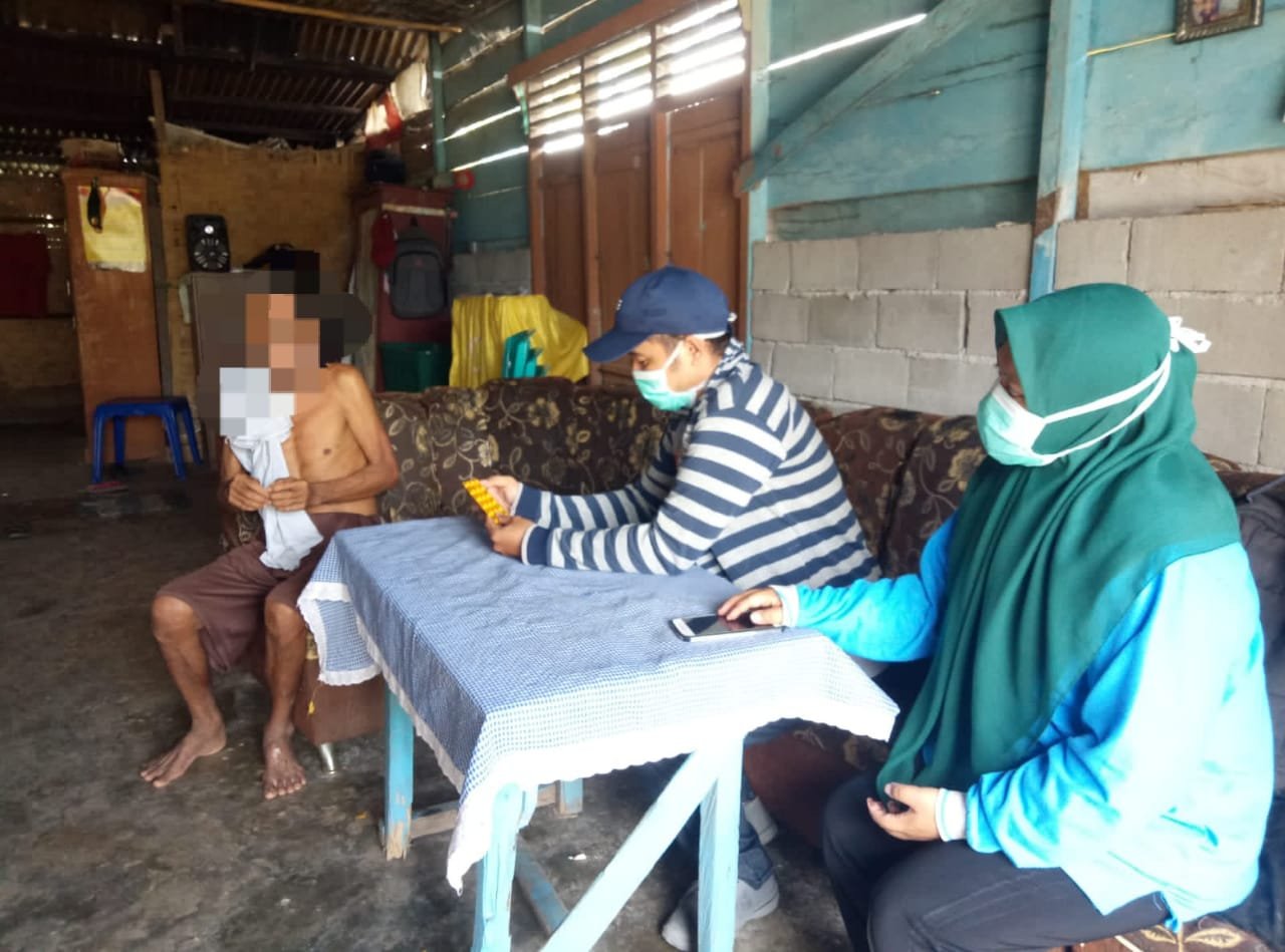 Nakes Puskesmas Berlian saat mendatangi rumah pasien TB untuk memberikan pendampingan minum obat