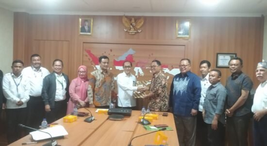 Bupati Thariq didampingi Pejabat Pemerintah Daerah Memaparkan Perkembangan Desa di Gorut ke Kementrian Desa