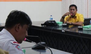 Al Amin Uduala sampaikan kondisi Puskesmas Motolohu Kepada Kepala Dinas Kesehatan Fidi Mustafa