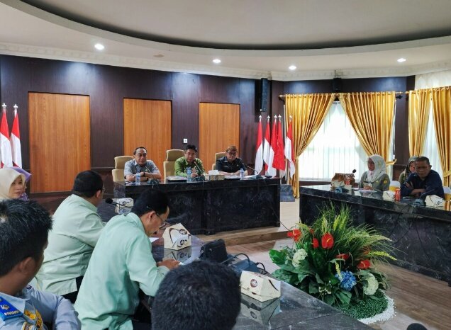 Rapat persiapan kunjungan delegasi pemerintahan Malaysia yang dipimpin Penjabat Sekretaris Daerah Provinsi Gorontalo Syukri Botutihe di ruang Huyula Kantor Gubernur