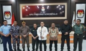 Penjagub Hamka Hendra Noer saat melakukan kunjungan ke KPU Provinsi Gorontalo