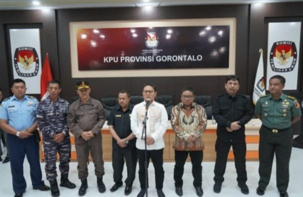 Penjagub Hamka Hendra Noer saat melakukan kunjungan ke KPU Provinsi Gorontalo