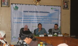 Penjabup Boalemo Hendriwan saat melakukan penandatanganan perjanjian kerja sama bersama BPJS Ketenagakerjaan