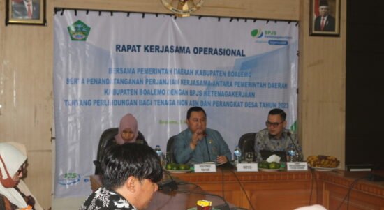 Penjabup Boalemo Hendriwan saat melakukan penandatanganan perjanjian kerja sama bersama BPJS Ketenagakerjaan